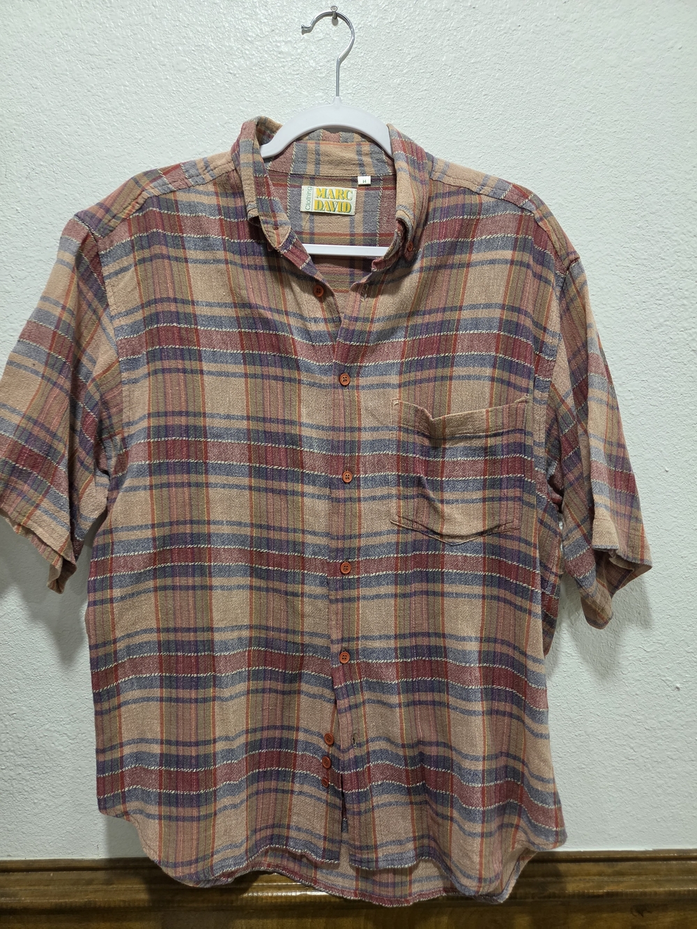 Men's Short Sleeve Plaid Button-Up Shirt in Tan & Red
